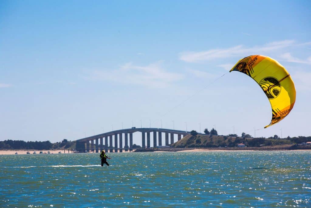 Sports nautiques devant le pont de Noirmoutier