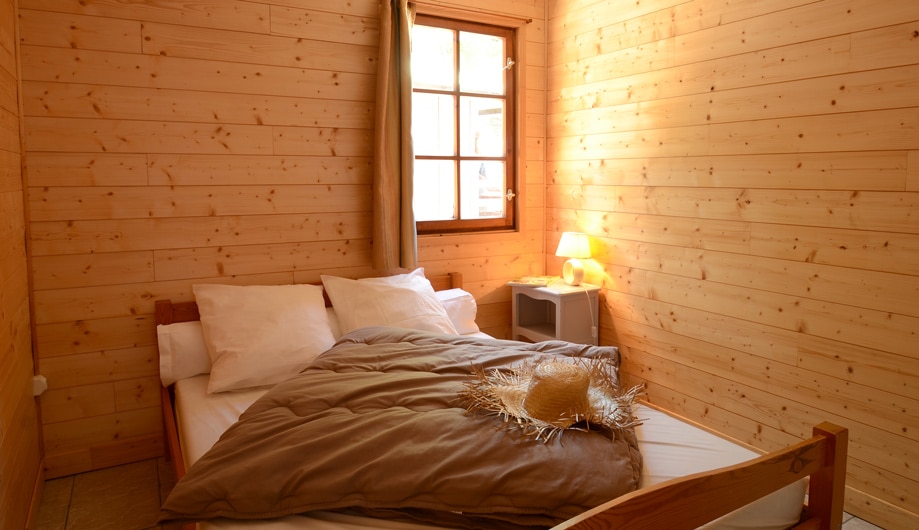 Chambre ambiance bois camping