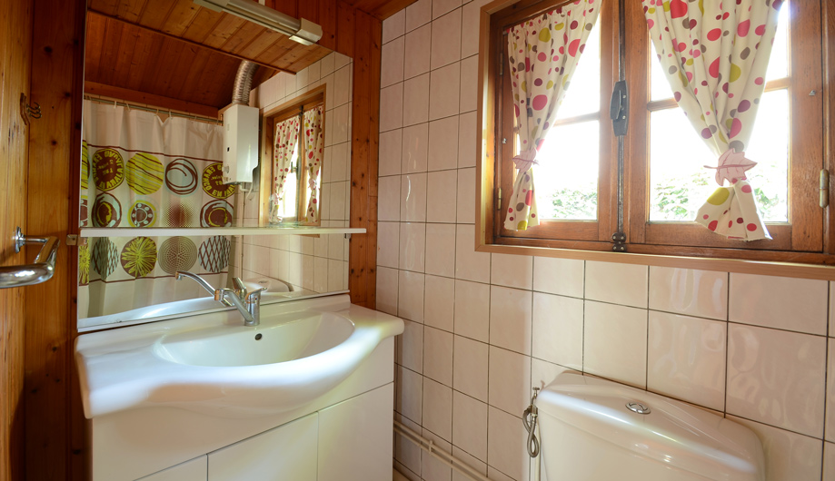 Lavabo et WC chalet en bois au camping, copyright Sabrina Echappé