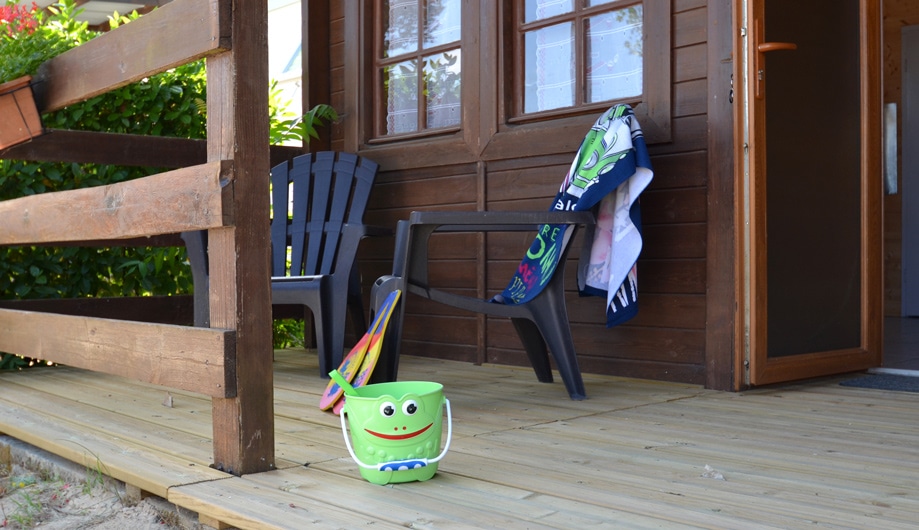 Terrasse en bois, seau de plage copyright Sabrina Echappé