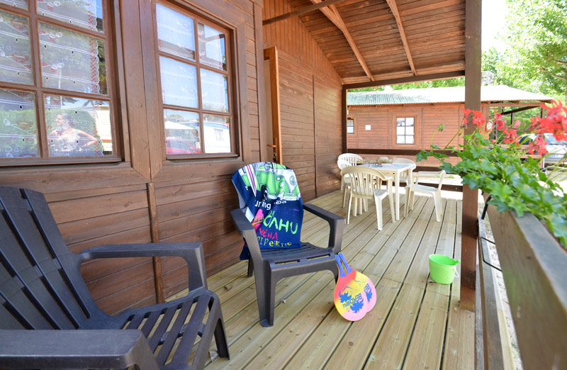 Terrasse chalet en bois, salon de jardin