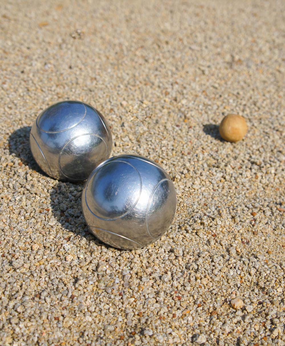 Concours de pétanque dans un camping animé